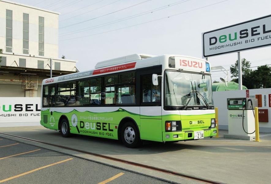 Werksbus von Isuzu fährt mit Biodiesel auf Algenbasis.