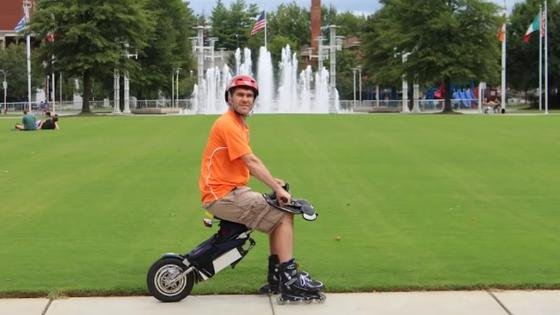 Der Medizintechniker und Inlineskater Thomas Rank aus Franken hat das FlyRad entwickelt. Es hat ein elektrisch angetriebenes Rad, einen Sattel und Lenker. Das Vorderrad wird durch Inlineskates ersetzt.