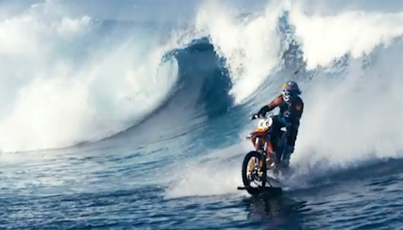Robbie Maddison mit seinem umgebauten Motorrad beim Wellenritt vor der Küste Tahitis. 