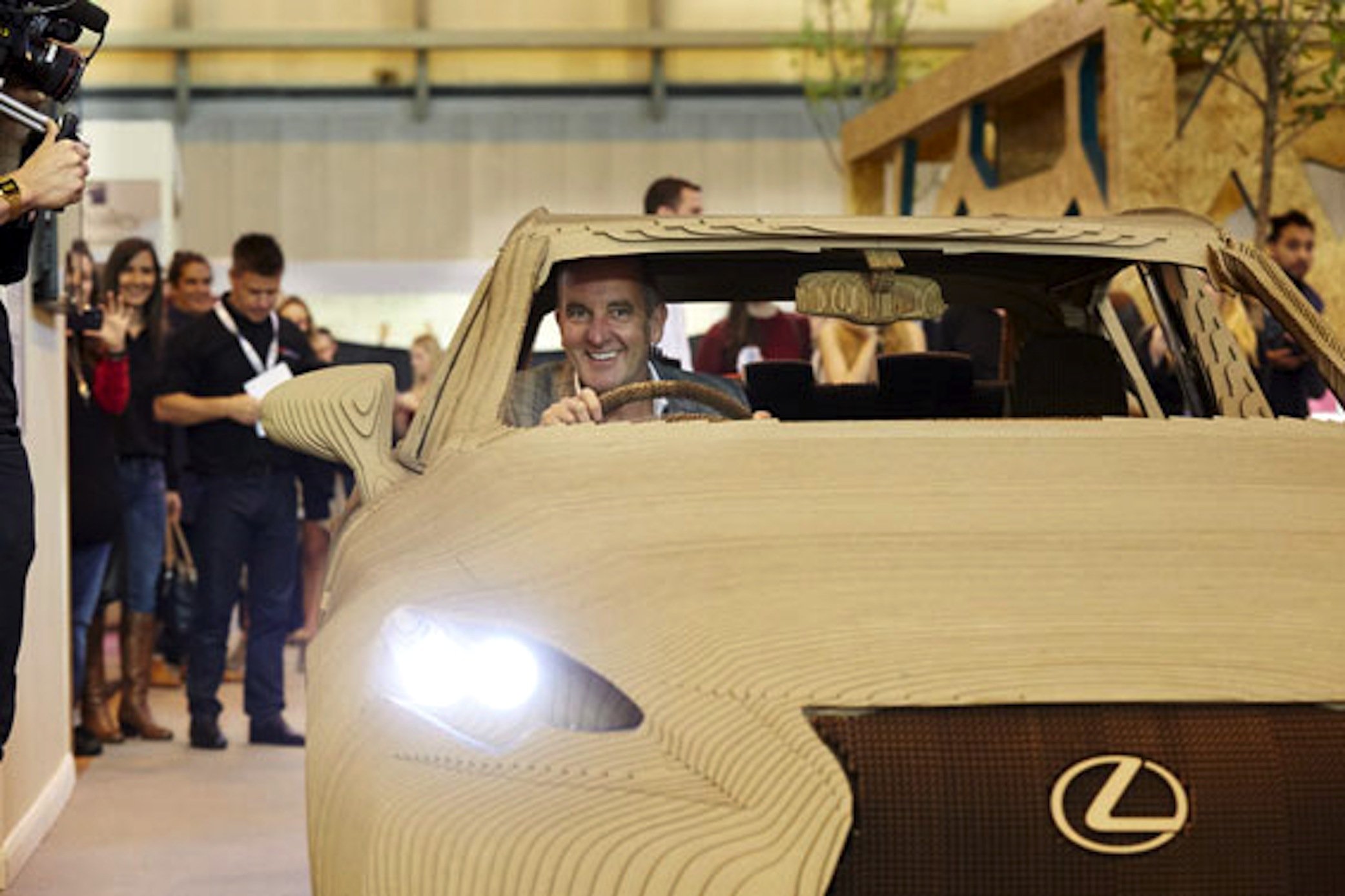 Der britische Designer Kevin McCloud fuhr am Wochenende auf einer Designmesse in Birmingham ein Stück mit dem Lexus IS aus Pappe.