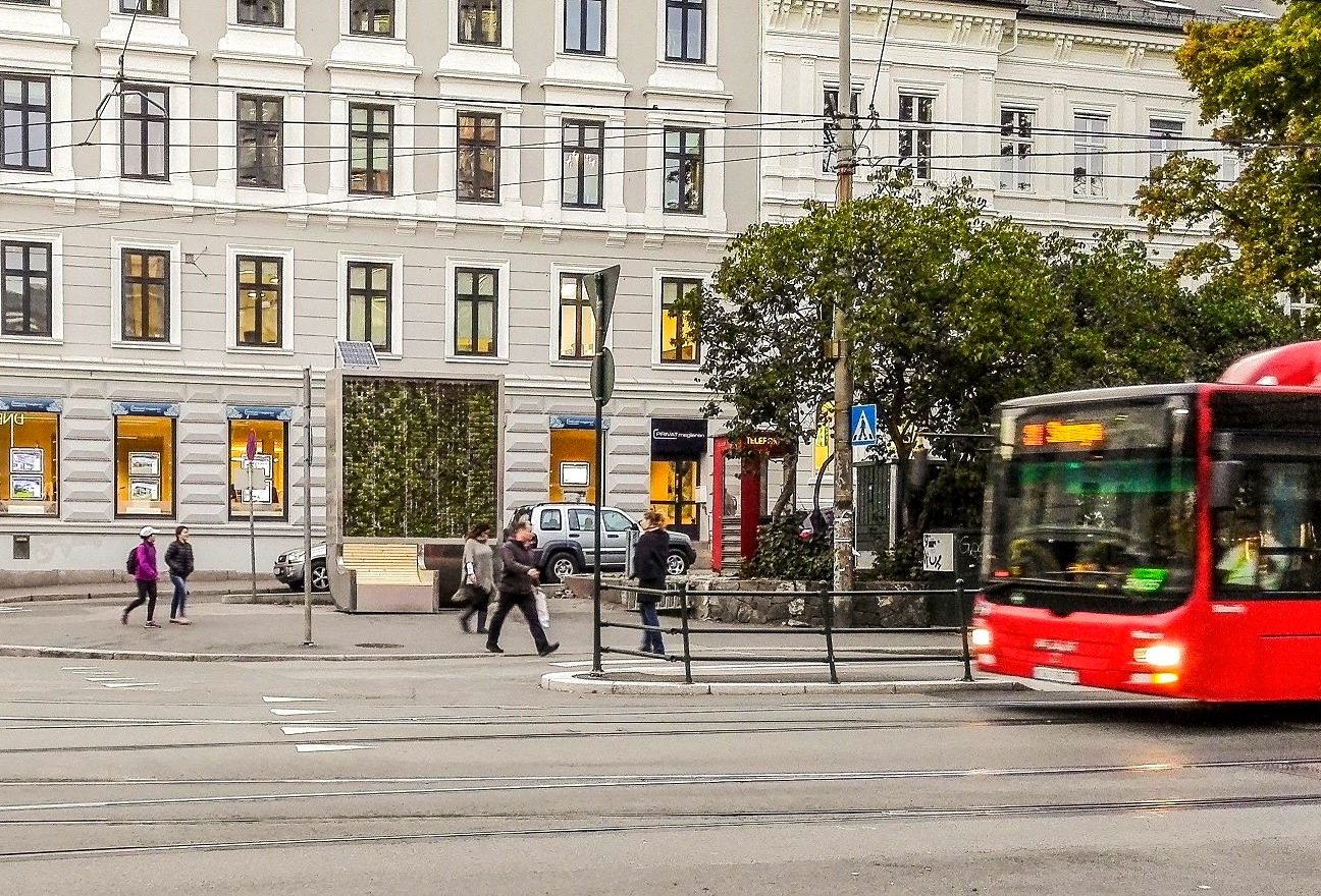 Die CityTrees können nicht nur als grüne Möblierung der Städte fungieren, sondern auch direkt in Bushaltestellen integriert werden. Auch als WLAN-Hotspot können sie genutzt werden.