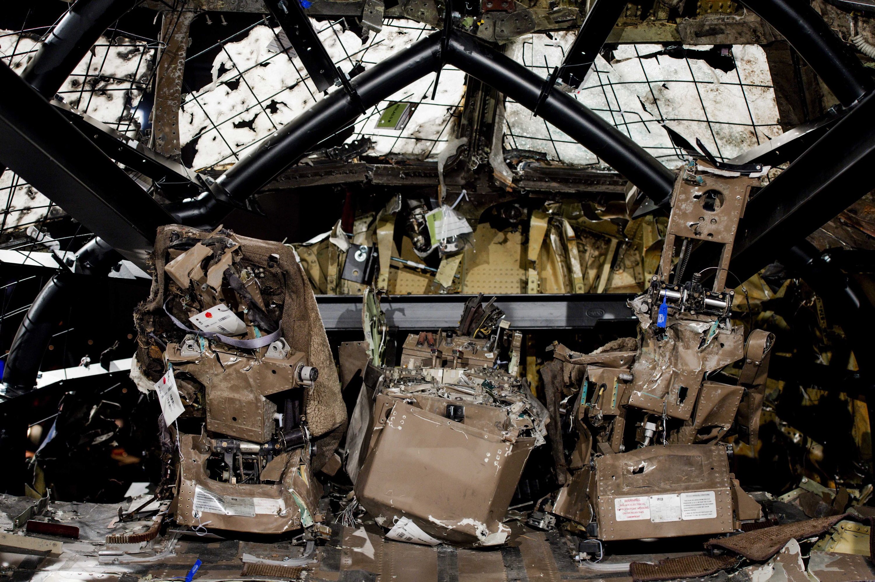 Blick auf das Cockpit im rekonstruierten Flugzeugrumpf der Maschine MH 17.