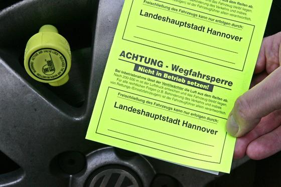 Montierter Ventilwächter an einem Autoreifen: Wer die Rundfunkgebühren nicht bezahlt, muss damit rechnen, dass er ein Ventilschloss an seinem Auto findet. Sobald sich das Auto bewegt, lässt der Ventilwächter die Luft aus dem Reifen.