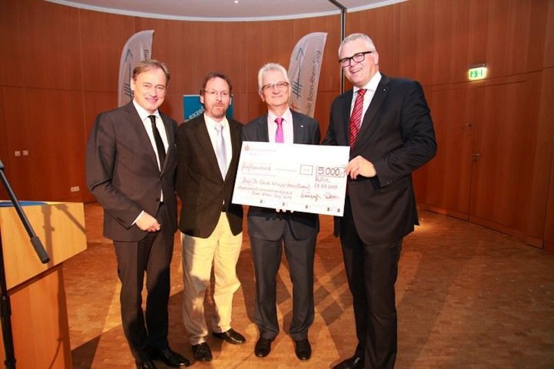 Gestern wurde der Innovationspreis 2015 der Hochschule Bonn-Rhein-Sieg an Forscher Gerd Knupp überreicht: Hochschulpräsident Hartmut Ihne, Reiner Clement, Gerd Knupp und Udo Buschmann (v.l.)