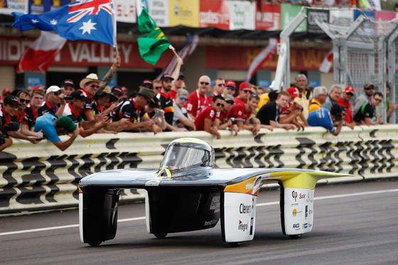 Zum 15. Mal läuft seit gestern in Australien die World Solar Challenge. Das Rennen gilt als das weltweit härteste für Solarfahrzeuge. Angetreten sind 42 Teams aus 25 Ländern. Sie müssen mehr als 3000 Kilometer durch Australiens Outback zurücklegen. 