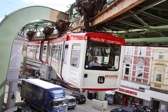 Seit über 100 Jahren fährt die Schwebebahn zuverlässig durch Wuppertal. Jetzt modernisiert die Stadt ihre berühmte Schwebebahn und verkauft 21 alte Wagons aus den 1970-er Jahren.