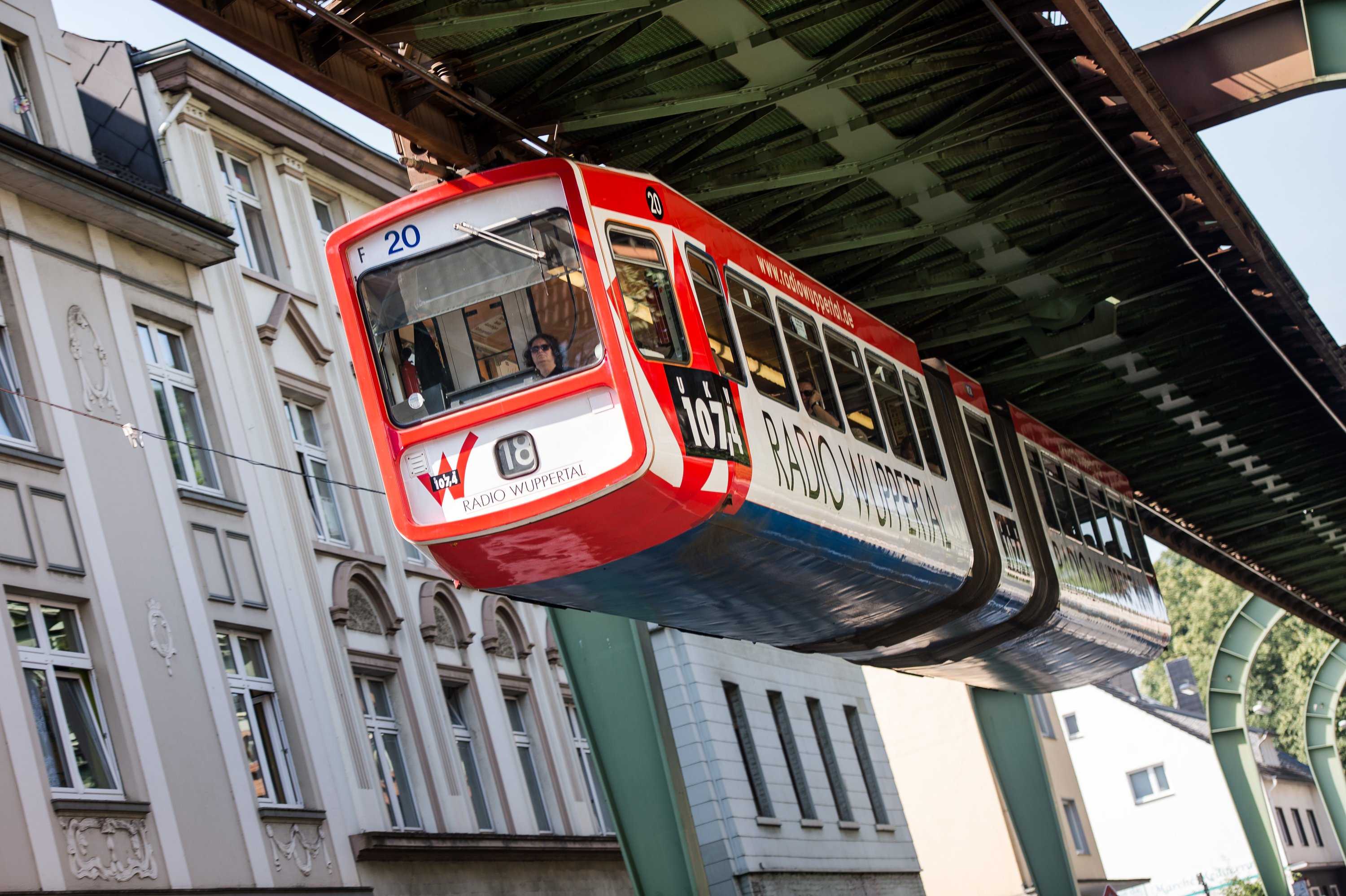 Ein Wagon der Wuppertaler Schwebebahn ist 24 m lang. Erste Firmen würde gerne in ausrangierten Wagons ihre Firmen-Cafeteria einrichten.