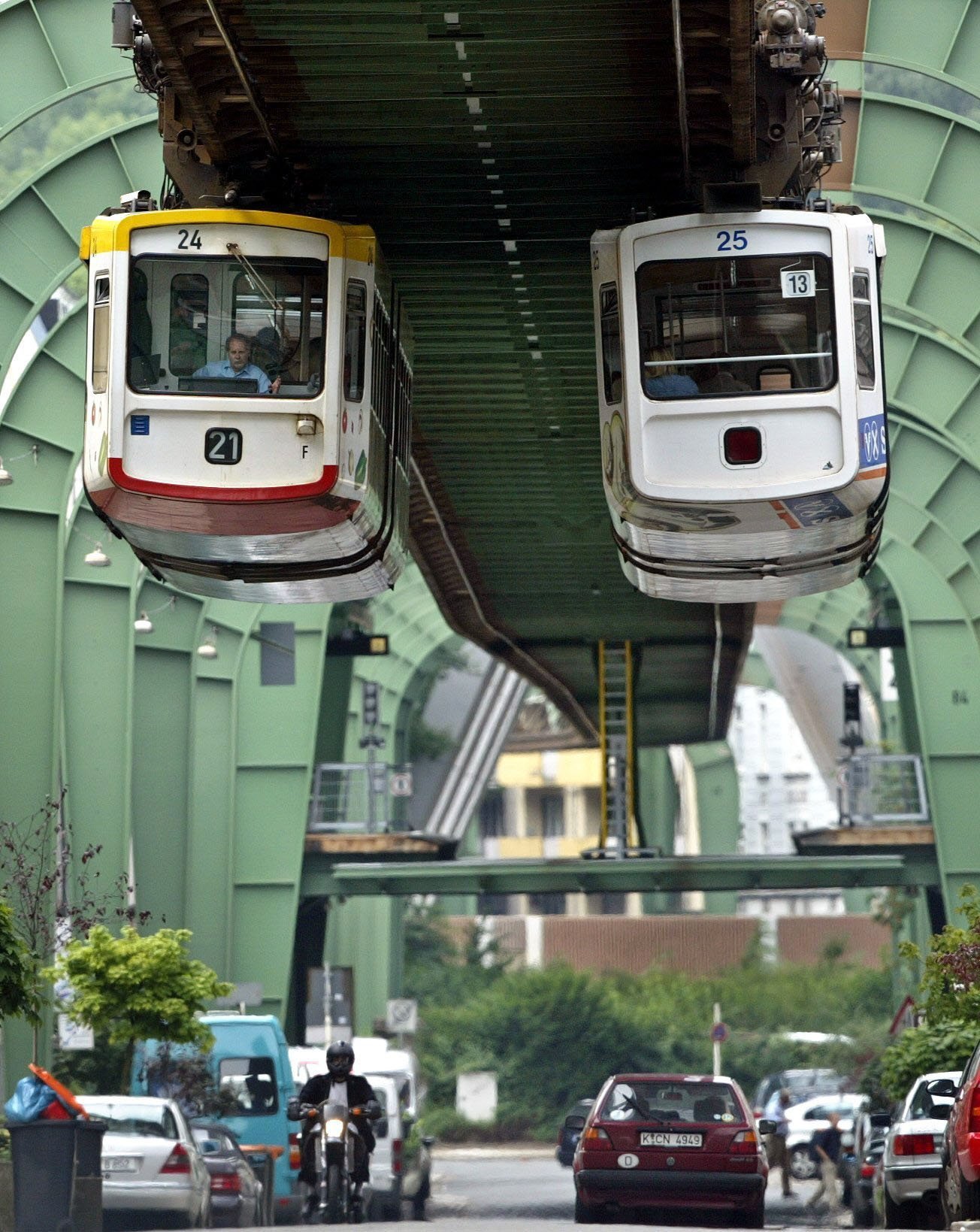 Die Wagons der Wuppertaler Schwebebahn werden jetzt erneuert. Die alten Wagons werden zum Festpreis von 5000 € verkauft.