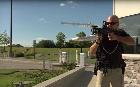 DroneDefender im Einsatz: Der 5 kg schwere Aufsatz mit zwei Antennen lässt sich an jedem Gewehr mit Zielfernrohr befestigen. 