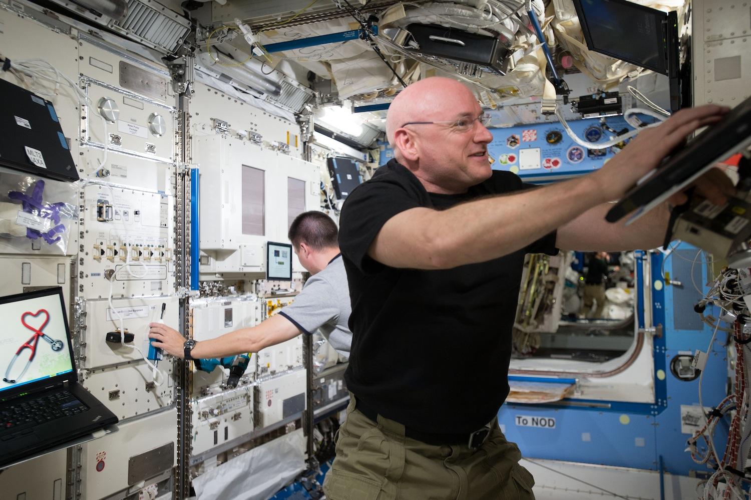 Scott Kelly bei der Arbeit: Er verbringt ein Jahr auf der ISS – mehr Zeit im All als je ein Astronaut zuvor. 