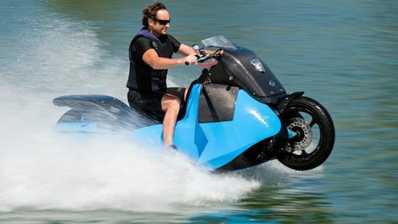 Biski bringt es auf dem Wasser auf eine Geschwindigkeit von bis zu 60 km/h.