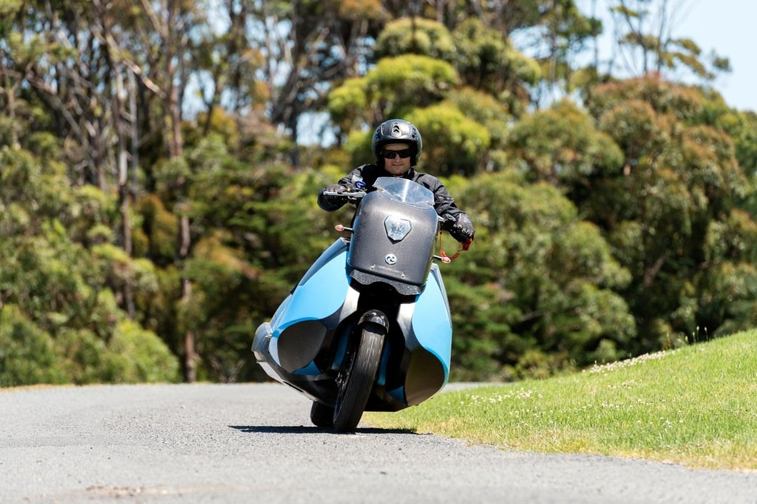 Macht auch auf der Straße einen sportlichen Eindruck: das Amphibienmotorrad Biski.