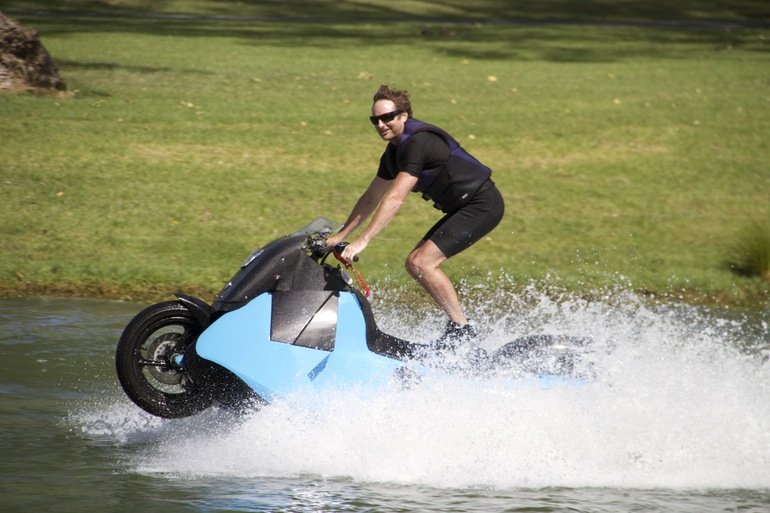 James-Bond-Feeling: Stehend auf dem Biski über das Wasser rasen. 