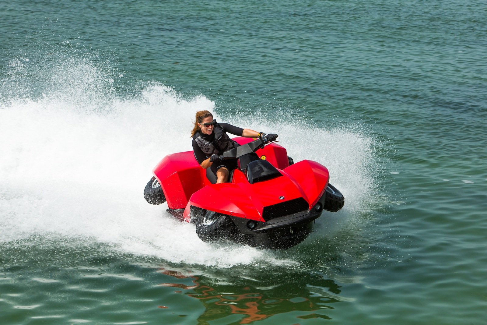 Frau am Steuer beim Quadski von Gibbs Sports.