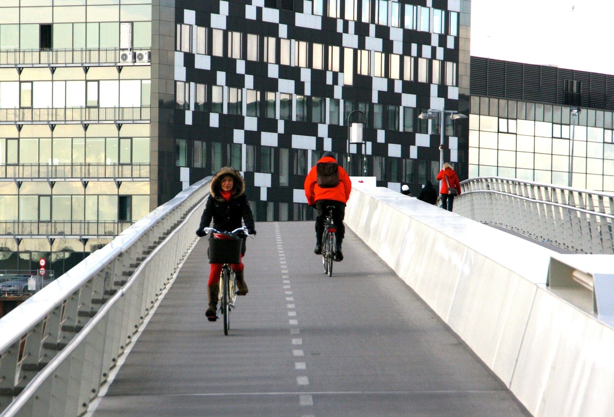 Kopenhagen will die Pendler aufs Rad bekommen und plant deshalb Radschnellwege zwischen den Vororten und der Innenstadt. Hier im Bild eine Fahrradbrücke im Zentrum. 