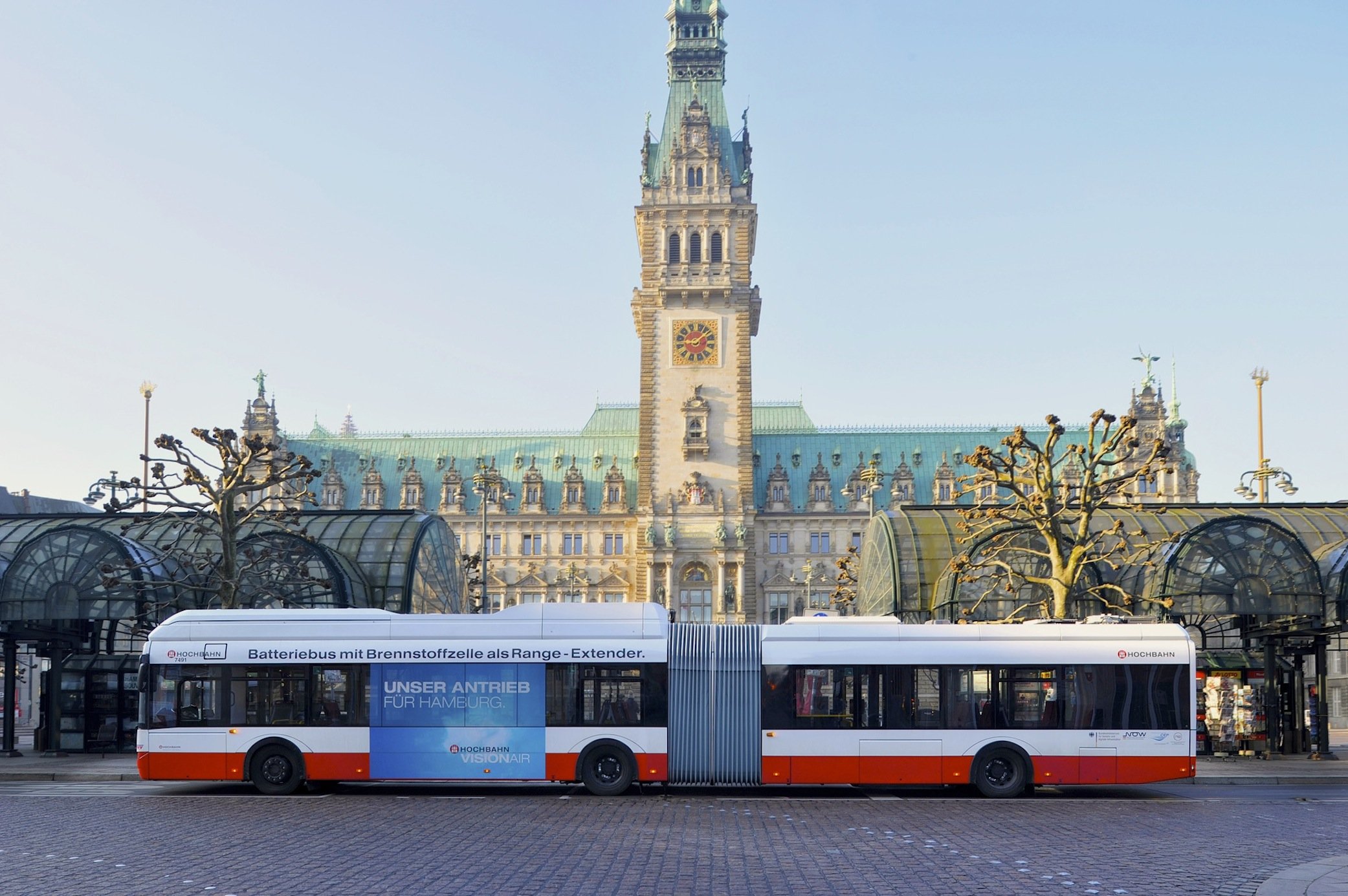 Bus mit Brennstoffzelle vor dem Hamburger Rathaus: In der Hansestadt gibt es bereits mehrere Busse, die mit Wasserstoff unterwegs sind.