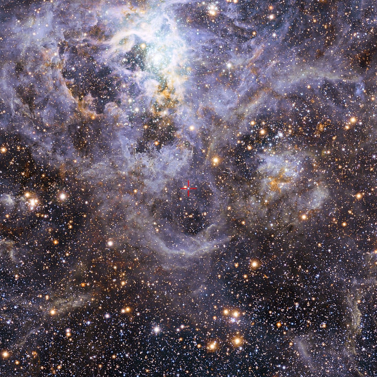Dieses Bild zeigt die Position von VFTS 352 (M.) – des bisher heißesten und massereichsten bekannten Doppelsternsystems, bei dem die zwei Komponenten in Kontakt miteinander stehen und Materie teilen. Die zwei Sterne befinden sich etwa 160.000 Lichtjahre von der Erde entfernt in der Großen Magellanschen Wolke. Dieses faszinierende System könnte auf ein dramatisches Ende zusteuern, entweder mit der Entstehung eines riesigen Einzelsterns oder als zukünftiges doppeltes Schwarzes Loch.