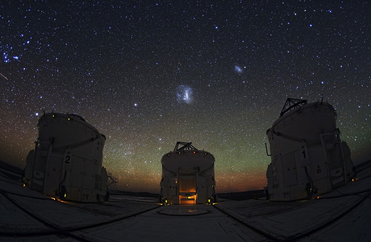 Wenn man vom Paranal-Observatorium der ESO in Chile aus an den Nachthimmel blickt, wird man wie hier zu sehen mit einer atemberaubenden Ansicht begrüßt. Sprenkel von Blau, Orange, Rot – jeder entweder ein Stern, eine Galaxie, ein Nebel oder etwas anderes, was zusammen den funkelnden Nachthimmel bildet.