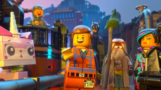 Die Figuren Wyldstyle (r), Emmet (m) und Viruvius (2.v.r.) in einer Szene des Kinofilms "The Lego Movie": Aufgrund großer Nachfrage gehen Lego derzeit die Steine aus.