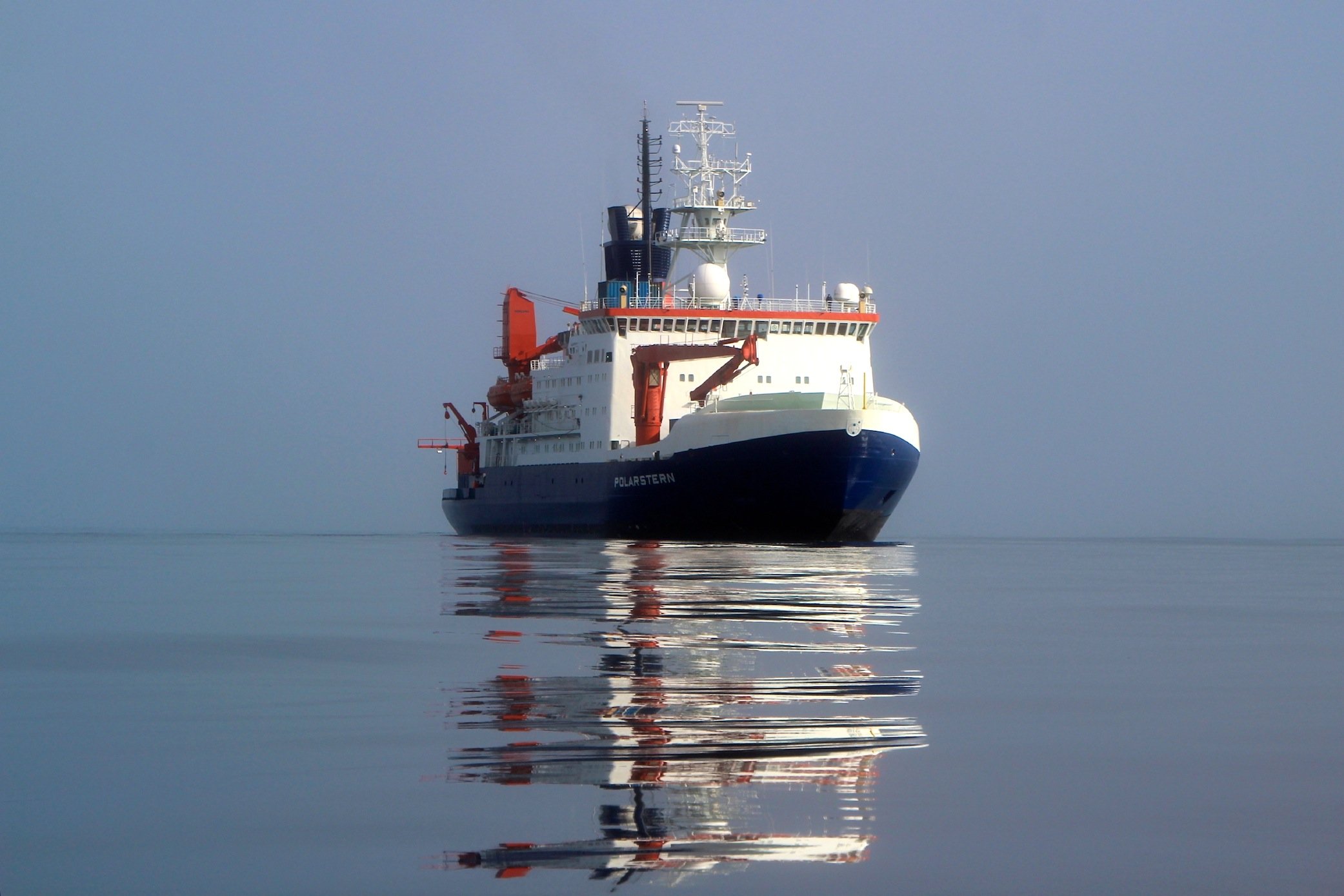 Das Forschungsschiff Polarstern bei ruhiger See in der Framstraße.