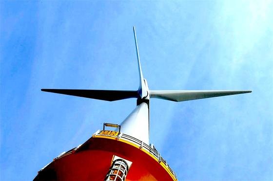 Windkraftanlage von Dong Energy: Um das schwankende Aufkommen von Wind- und Solarenergie aufzufangen, sind mehr Energiespeicher notwendig. Jetzt haben Jenaer Forscher eine Redox-Flow-Batterie entwickelt, die auch mit kostengünstigen Materialien zu guten Ergebnissen kommt.