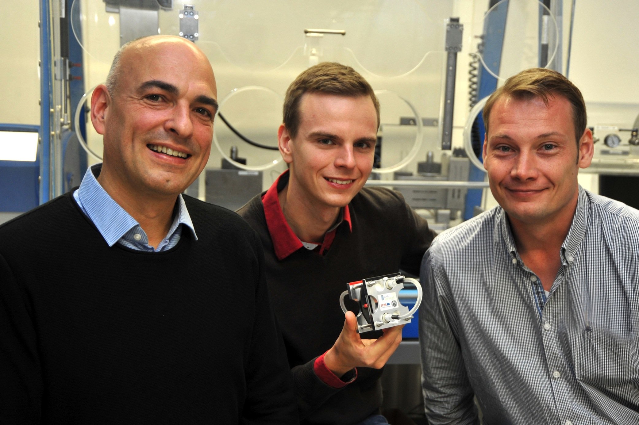 Das Jenaer Forscherteam mit der neuen Batterie (v. l.): Prof. Ulrich S. Schubert, Tobias Janoschka und Dr. Martin Hager. 