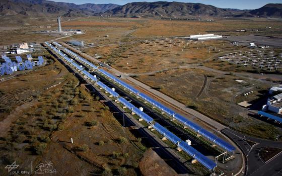 Solaranlage des DLR in Südspanien: Auf einer Länge von 1000 m lenken Parabolspiegel Sonnenstrahlen auf sogenannte Receiverrohre, in denen Wasser verdampft.