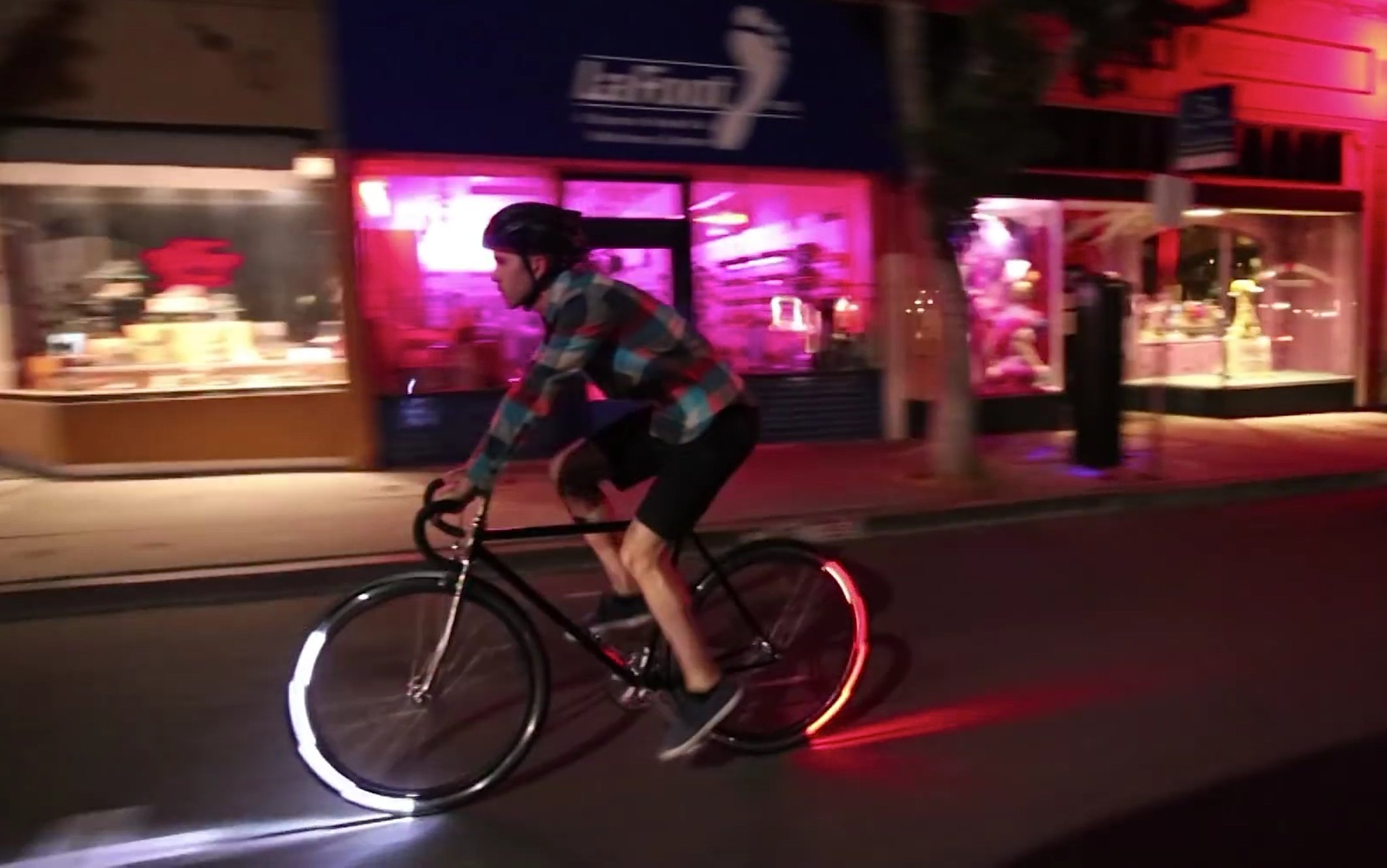 Eclipse+ leuchtet so auffallend, dass Radfahrer nachts deutlich besser zusehen sind.