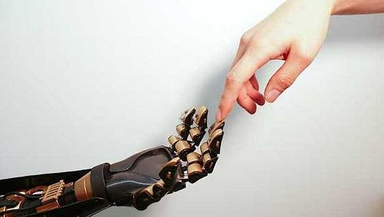 Sensible Fingerspitzen für den Roboter oder Prothesenträger: US-Wissenschaftlern von der Stanford University ist es gelungen, mit einer Art Noppenfolie den Tastsinn künstlich nachzubauen.