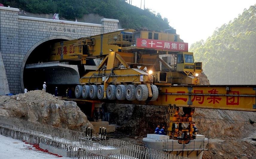 Sogar durch Bahntunnel können die Baumaschinen fahren, um riesige Bauteile zu entlegenen Brücken zu bringen.