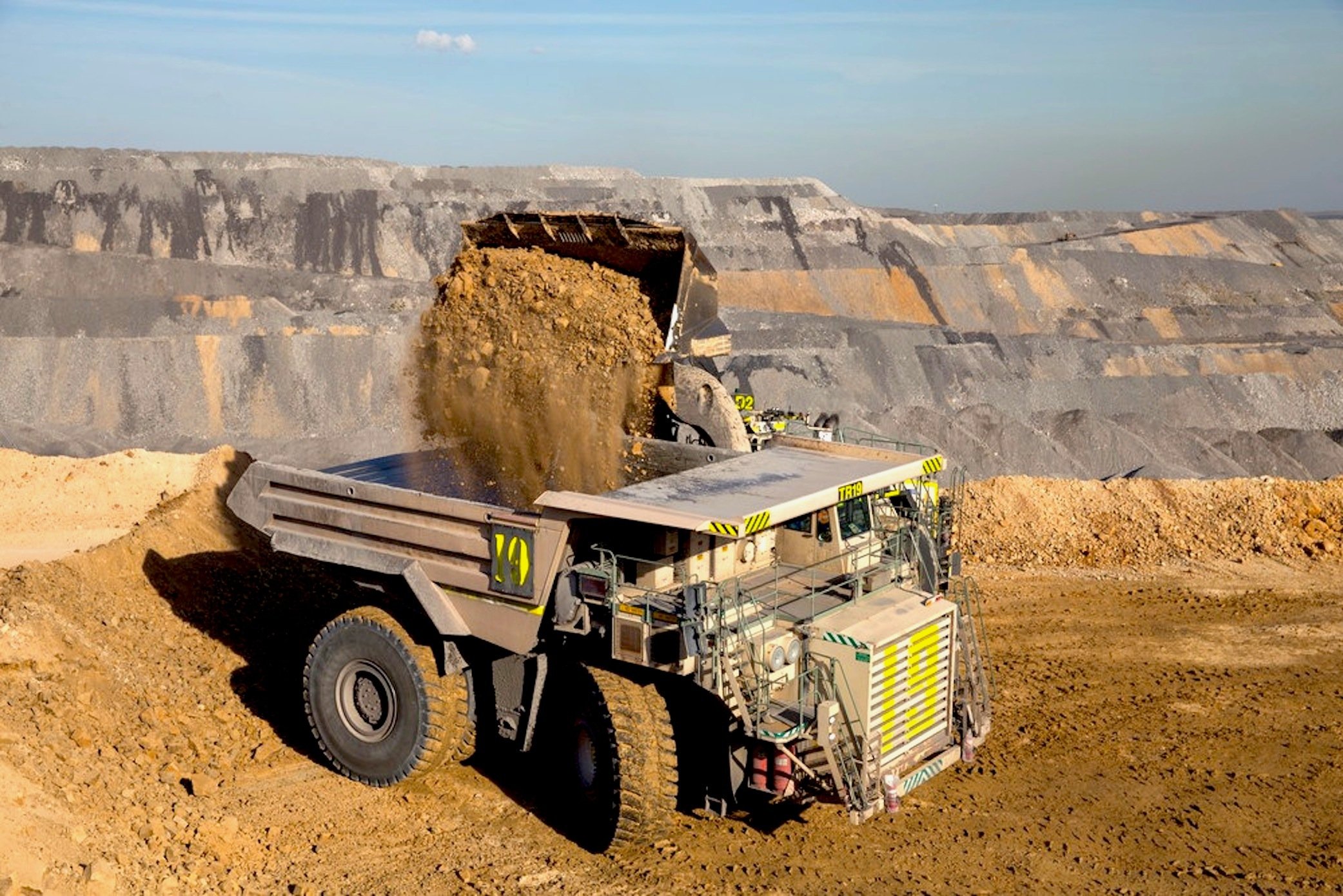 Noch sind die meisten Trucks im Bergbau mit Fahrer unterwegs. Doch der Bergbaukonzern Rio Tinto hat jetzt die ersten beiden Erzminen auf fahrerlosen Betrieb umgestellt.