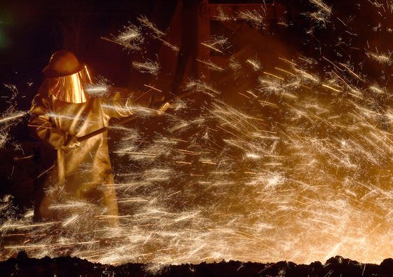 Am Anfang war das Feuer: Die Arbeit am Hochofen ist ein erster Schritt bei der Stahlproduktion. Am Material und seiner Verarbeitung wird immer weiter geforscht. Jetzt hat das Karlsruher Institut für Technologie ein neues Verfahren zum Härten von Stahl entwickelt. 