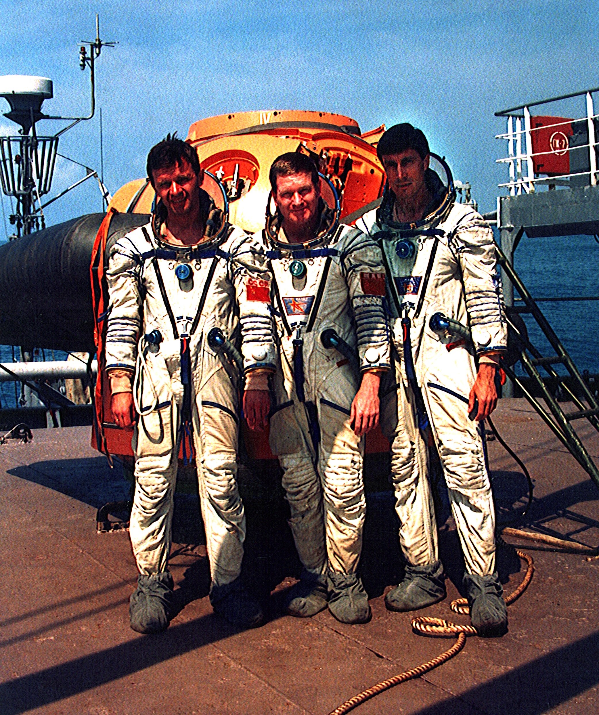 Die erste Crew der ISS am 3. Oktober 1997 bei Übungen am Schwarzen Meer: Juri Gidsenko (l.), William Shepherd (m.) und Sergei Krikaljow.