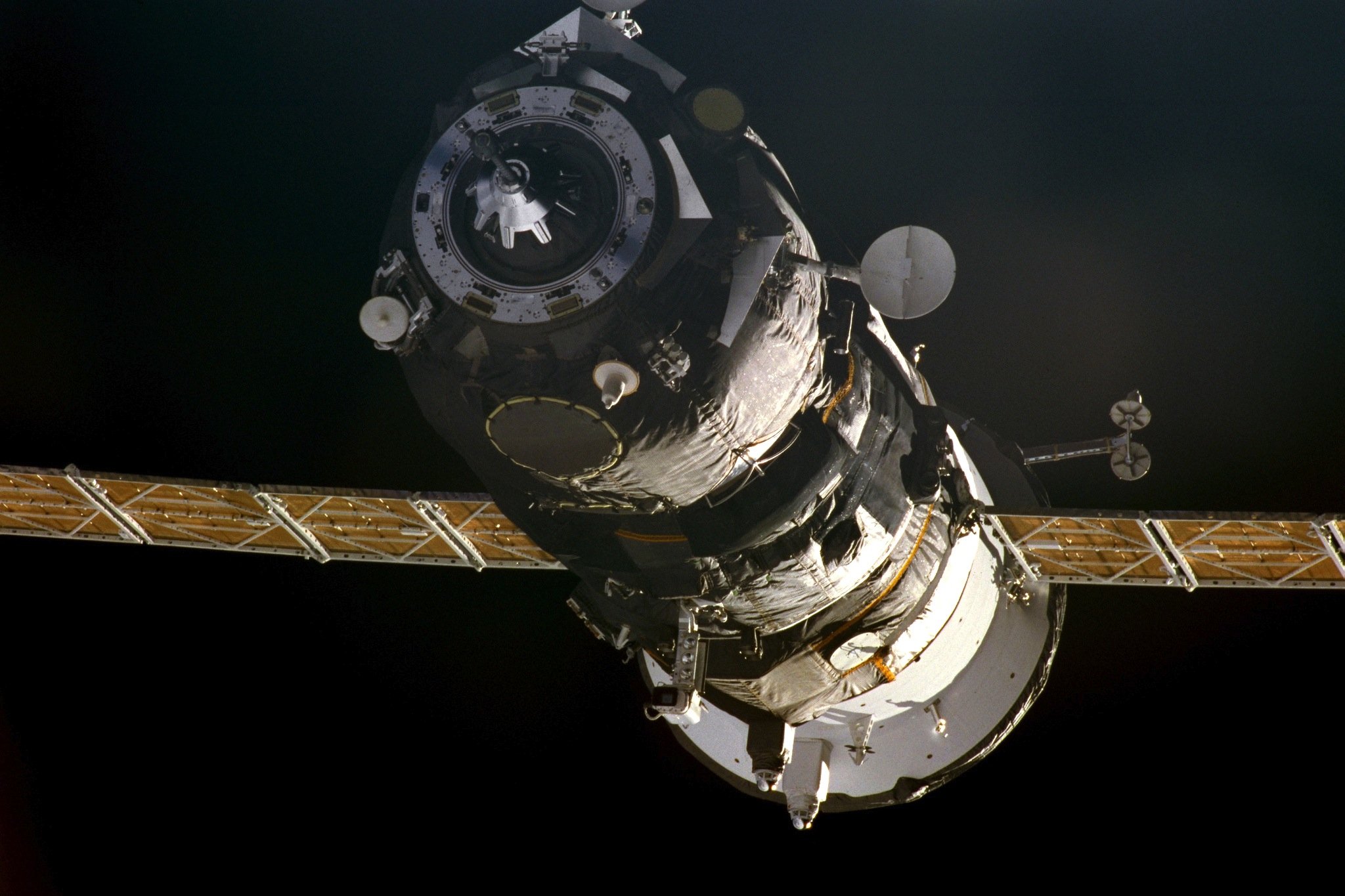 Die ISS am 18. November 2000: Die Station war erst im Aufbau und war nur 13 m kurz. Privatsphäre für die erste Besatzung gab es überhaupt nicht. Im Bild ist auch der angedockte Progress-Transporter zu sehen, der zwei Tonnen Nahrung, Kleidung, Hardware und Weihnachtsgeschenke zur ISS brachte.