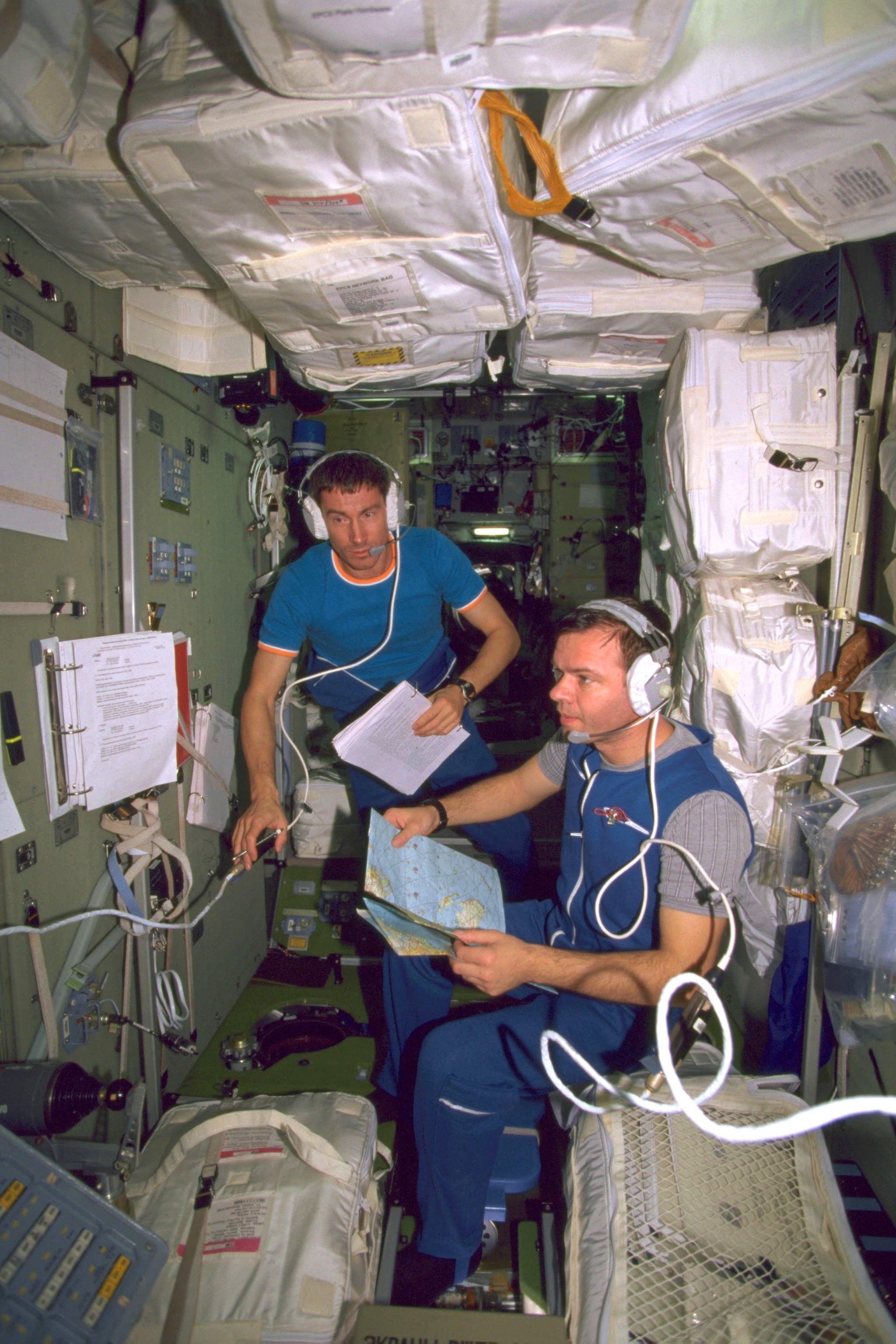 Eines der ersten Bilder aus der ISS: Am 8. November 2000 arbeiten die beiden russischen Kosmonauten Sergei Krikaljow (l.) und Juri Gidsenko im Swesda-Servicemodul. 