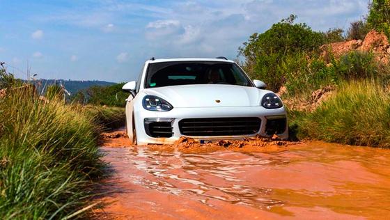 Porsche Cayenne S bei einem Härtetest in Spanien: Jetzt sollen auch die Dieselmotoren mit 3 l Hubraum von den VW-Manipulationen betroffen sein, die auch im Cayenne und den großen Audis eingebaut werden.