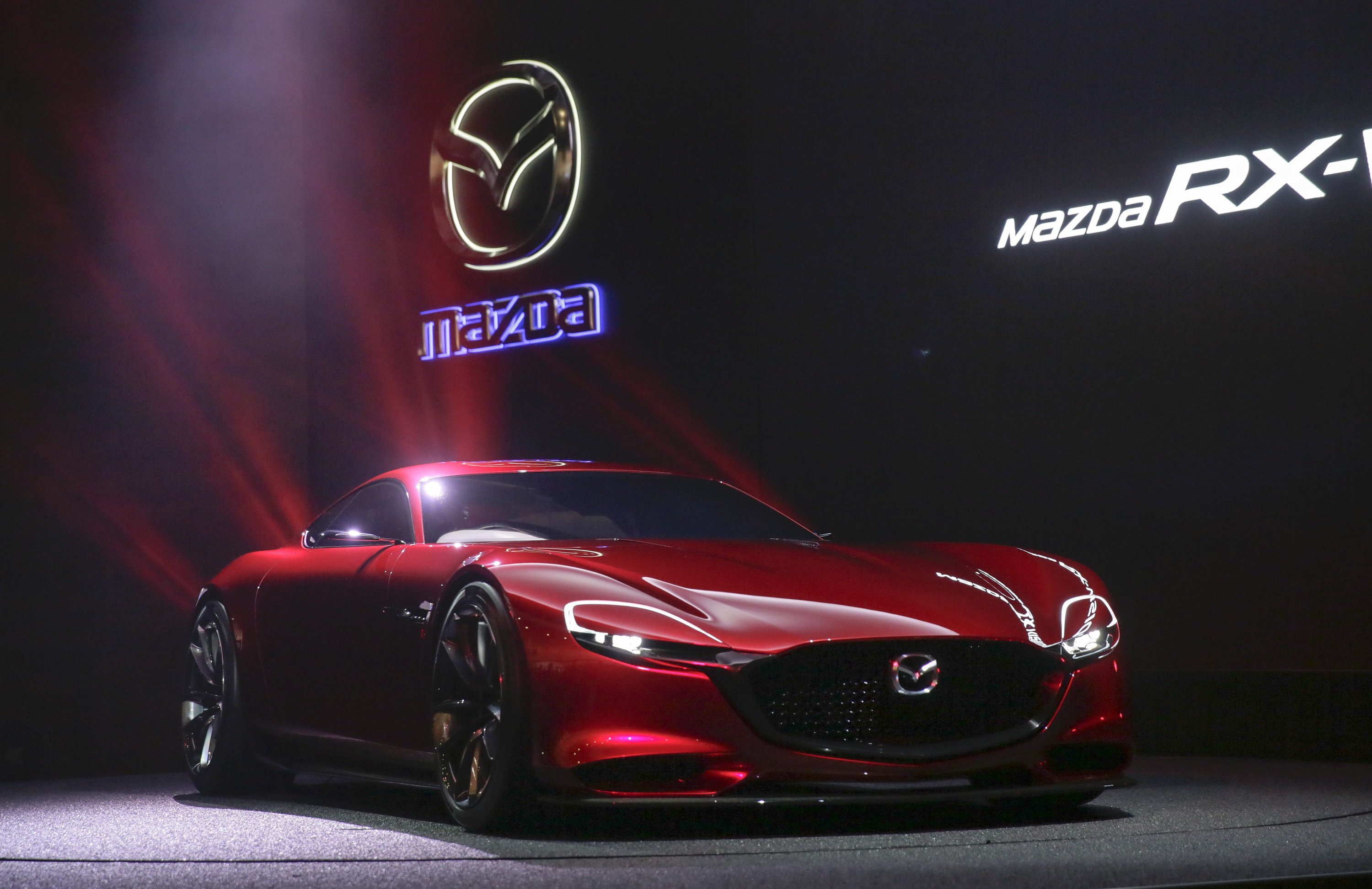 „Diese Idee vom Sportwagen mit Wankelmotor dürfen wir nicht sterben lassen“, sagt Mazda-Entwicklungschef Kiyoshi Fujiwara bei der Vorstellung des RX-Vision.