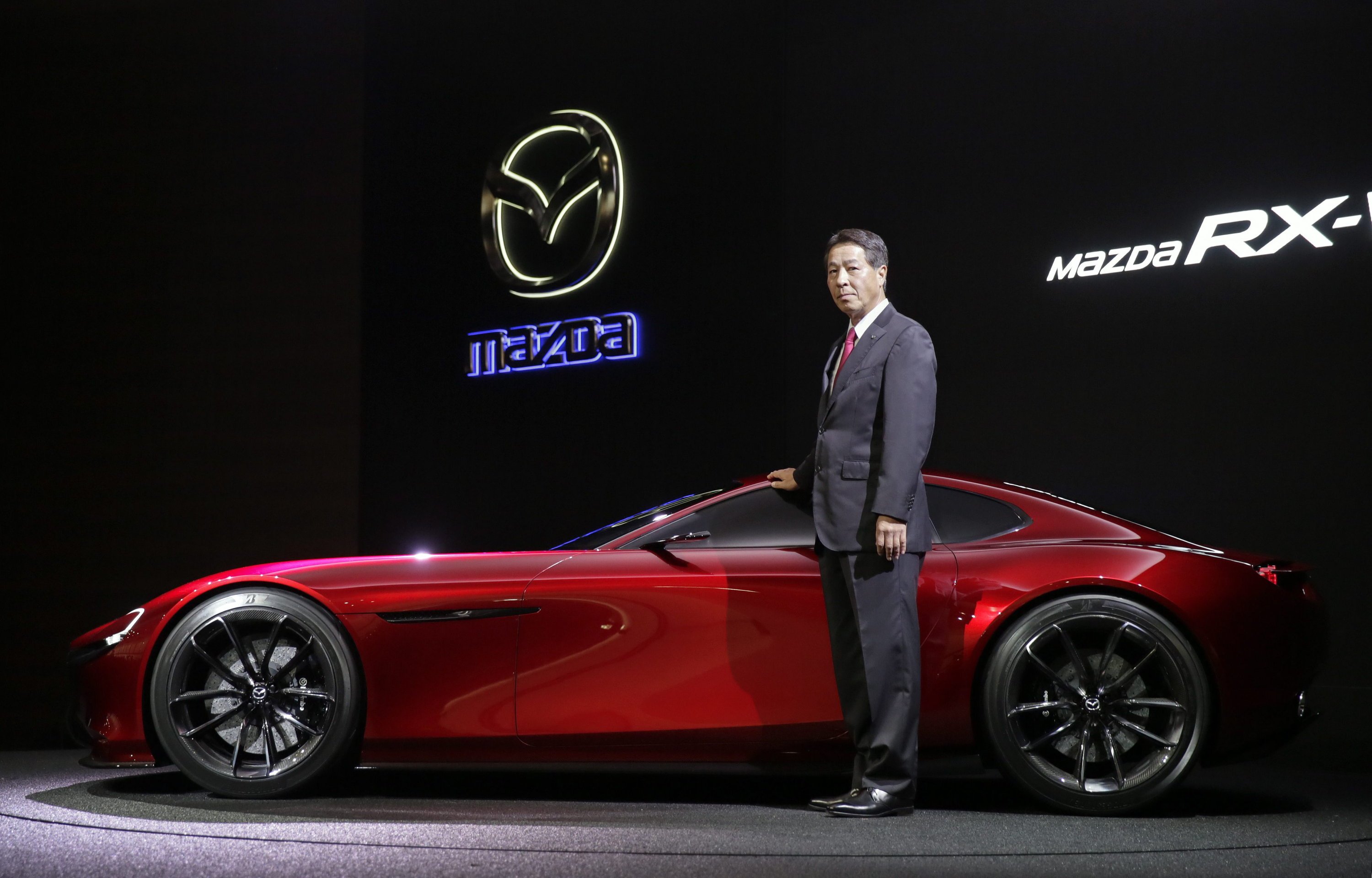 Mazda-CEO Masamichi Kogai hat auf der Tokio Motor Show die Sportwagenstudie RX-Vision mit einem 300 PS starken Wankelmotor vorgestellt. Das Auto soll 2017 auf den Markt kommen. 