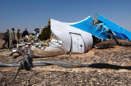 Ein Wrackteil des Airbus A321-200. Die 18 Jahre alte russische Maschine stürzte über dem Sinai ab. Die Unfallursache ist immer noch unkar. 