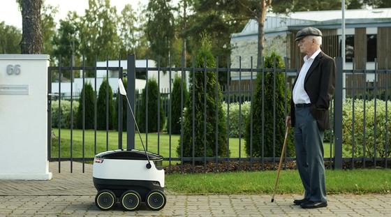 Ups, Roboter auf dem Gehweg: Damit muss der ältere Herr in Zukunft wohl rechnen. Die britische Firma Starship Technologies will die kleinen Bots auf die letzte Meile zum Kunden schicken. Das Pendant zum Drohnen-Lieferservice.