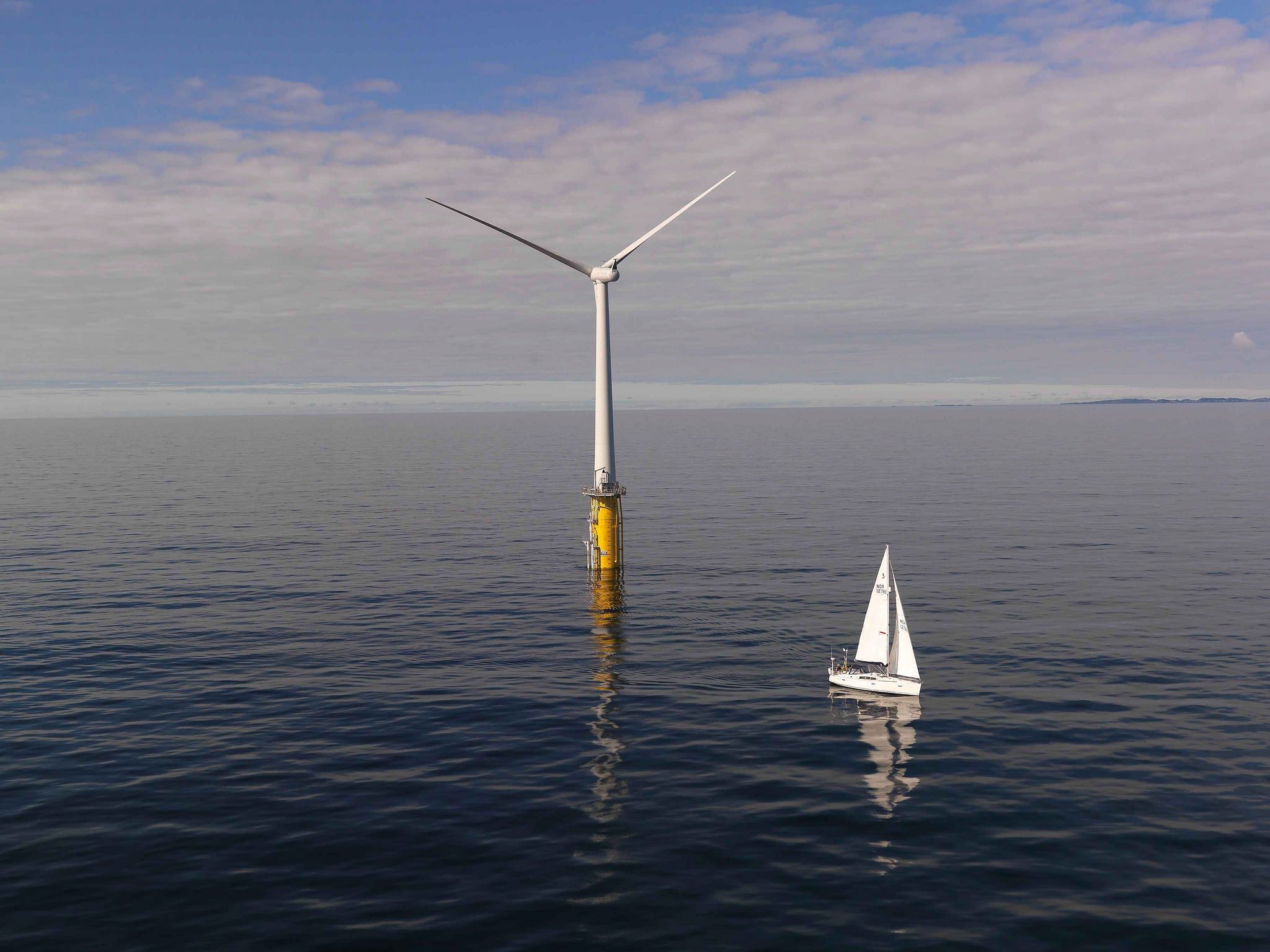 Die schwimmenden Windräder hat Statoil bereits seit 2009 vor der norwegischen Küste erprobt. Jetzt werden sie erstmals im großen Rahmen vor der schottischen Küste eingesetzt.