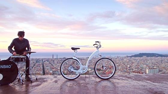 Das faltbare Pedelec Gi FlyBike vor der Kulisse von Barcelona: Das Kickstarter-Projekt hat genug Kapital eingesammelt, das Fahrrad wird im nächsten Jahr gebaut.