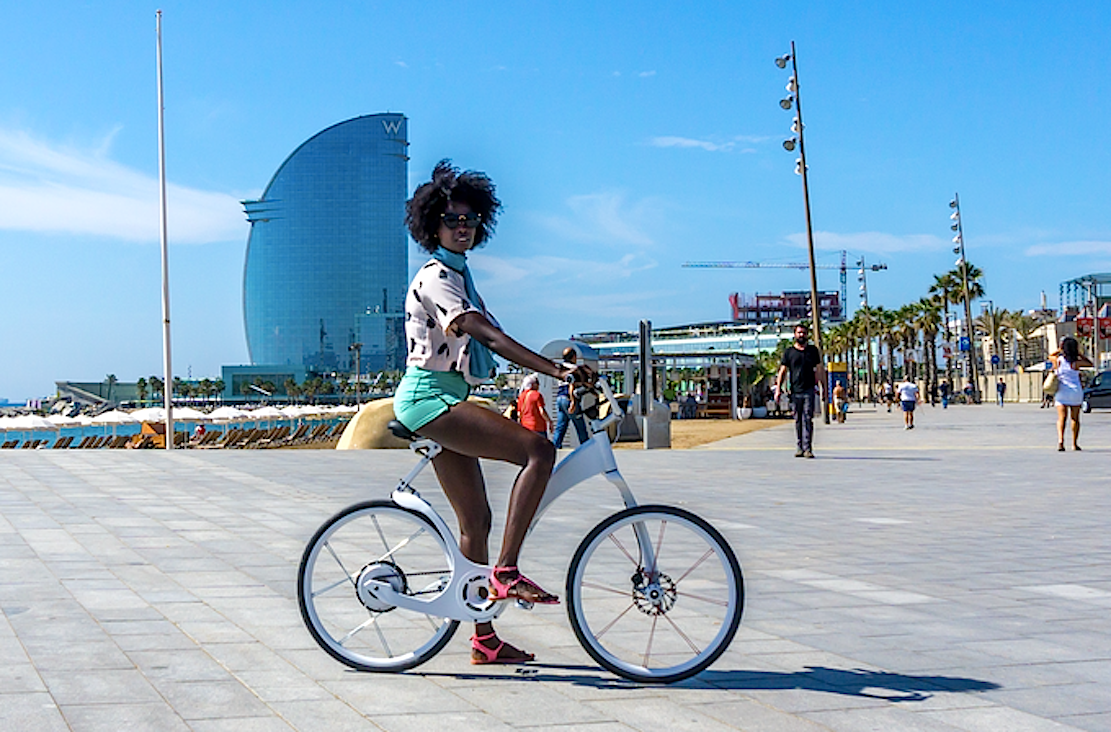 Sieht gut aus und ist mit 17 kg ausgesprochen leicht für ein Pedelec: das elektrisch angetriebene Faltrad Gi FlyBike.