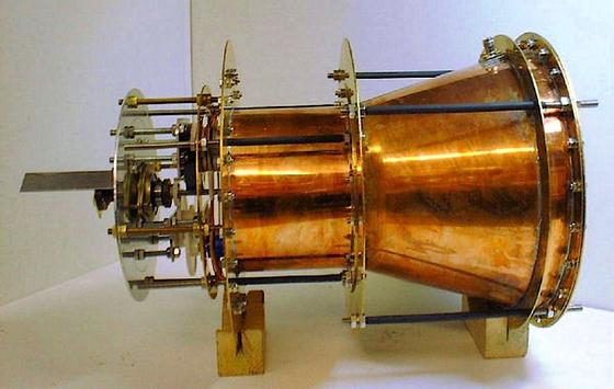 Das ist ein Prototyp des Em-Drive-Antriebs des Briten Roger Shawyer aus dem Jahr 2007.