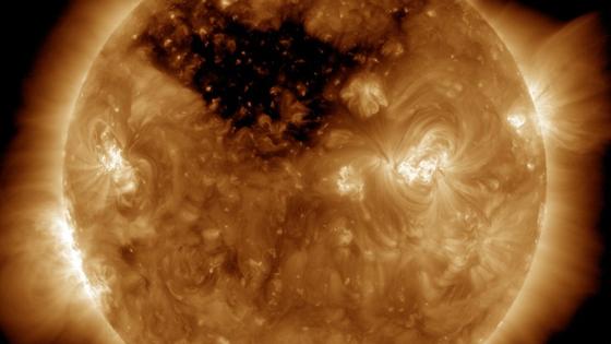 Der Nasa-Satellit SDO beobachtet alle Aktivitäten und Sonneneruptionen auf dem ultraheißen Stern, auf dessen Oberfläche Temperaturen von 5527 °C herrschen.