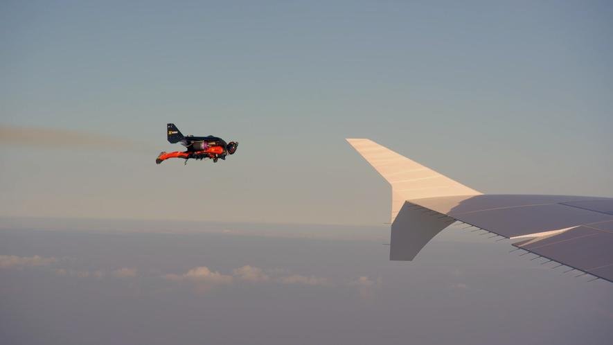 Irrer Stunt: Zwei Draufgänger fliegen mit Jetpack neben Riesen-Airbus