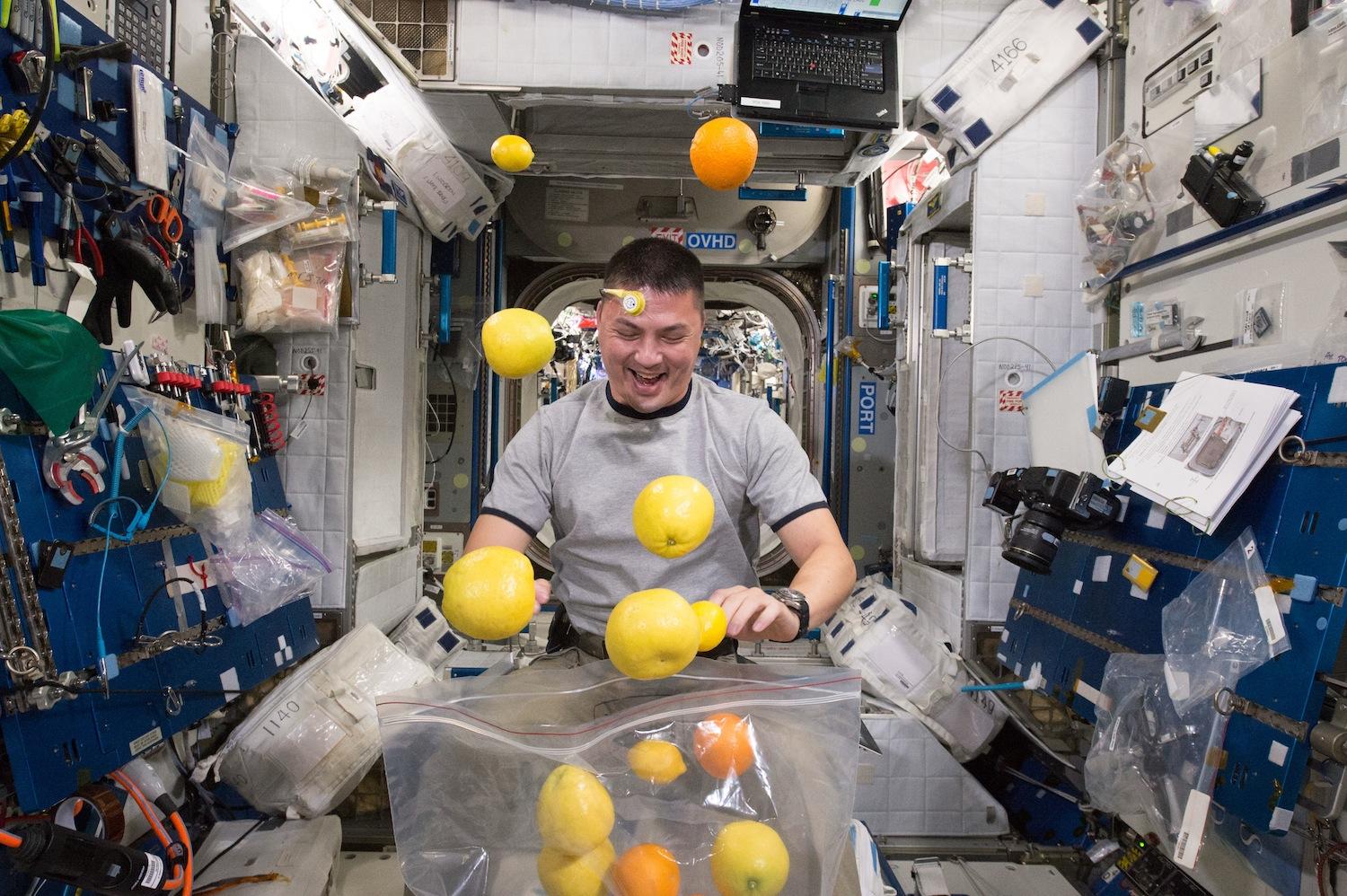 Astronaut Kjell Lindgren: Bei seinem Außeneinsatz kam er mit ausströmendem Ammoniak in Kontakt. Das Gas beschädigte seinen rechten Handschuh. 