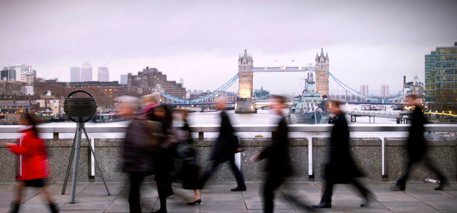 Hinten im Bild ist die Londoner Tower Bridge scharf zu erkennen. Am Schneidetisch kann der Filmemacher die Schärfe langsam so weit nach vorne ziehen, dass die Passanten scharf erscheinen.