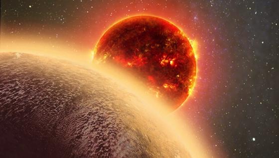 Computergrafik: der erdähnliche Exoplanet mit der Katalognummer GJ 1132b vor seinem Heimatstern.