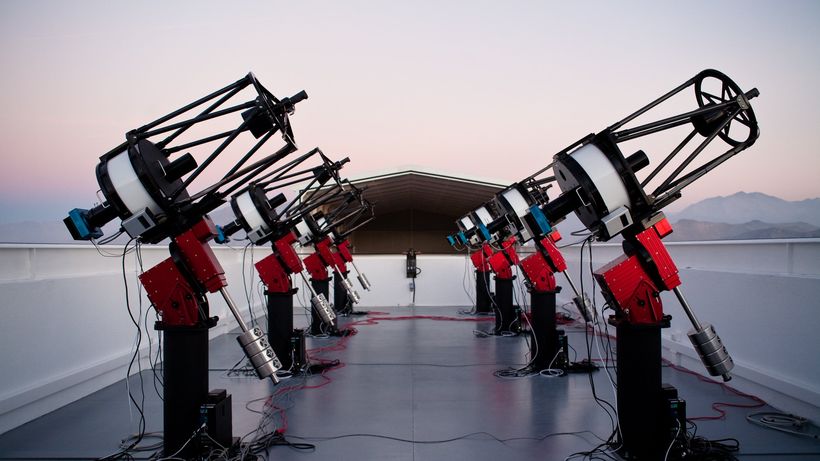 MEarth South Array Teleskope auf dem Berg Cerro Tololo in Chile: Die acht 40 cm großen Geräte registrieren vollautomatisch die Helligkeiten von nahen, leuchtschwachen Sternen. 